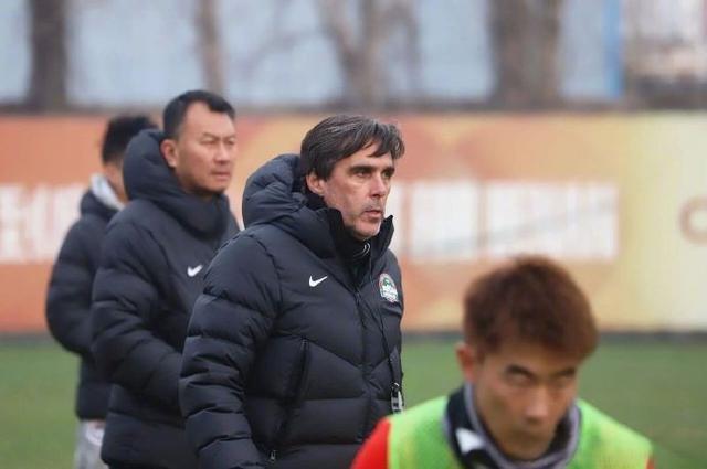 华体会官方入口-河南俱乐部一线队完成体检，冬训备战正式展开